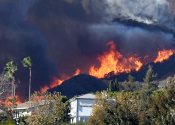 Los incendios en California dejan dos muertos y fuerzan la evacuación de 80.000 personas