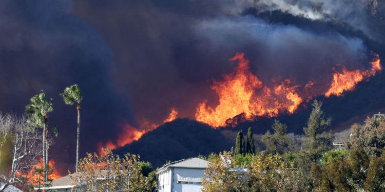 Los incendios en California dejan dos muertos y fuerzan la evacuación de 80.000 personas
