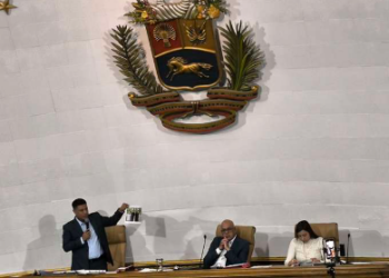 AN de Maduro declara “enemigos públicos” de Venezuela a los expresidentes colombianos Álvaro Uribe e Iván Duque