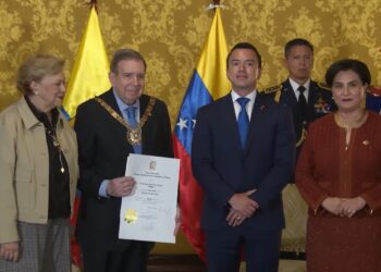 Ecuador entregó la Orden Nacional al Mérito a Edmundo González para respaldar su lucha libertaria