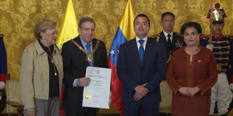 Ecuador entregó la Orden Nacional al Mérito a Edmundo González para respaldar su lucha libertaria
