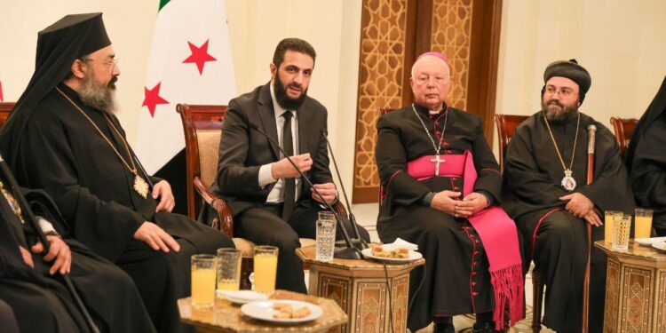 El líder de la transición siria se reunió con una delegación de la comunidad cristiana