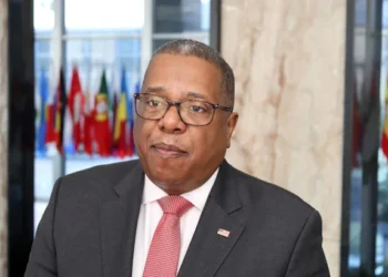 Brian Nichols anuncia su retiro tras 36 años de carrera diplomática en EEUU