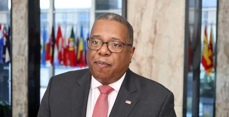 Brian Nichols anuncia su retiro tras 36 años de carrera diplomática en EEUU