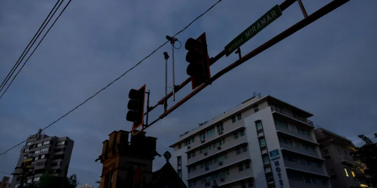 Queda restablecido parcialmente el servicio eléctrico en Puerto Rico tras apagón registrado antes de finalizar el 2024