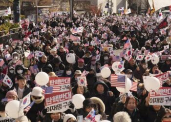 Miles de seguidores del presidente destituido Yoon protestaron frente a su residencia en Seúl para impedir su arresto