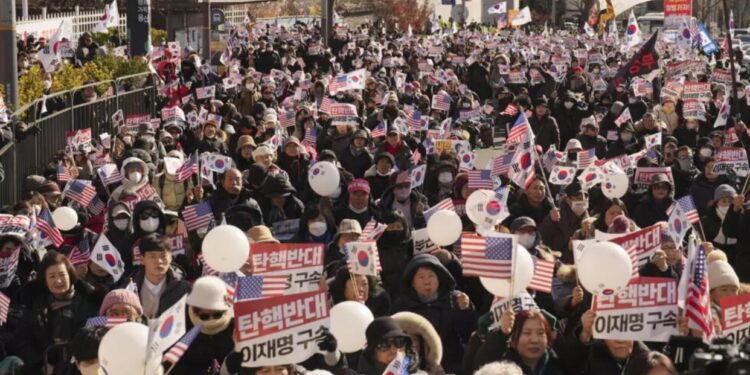 Miles de seguidores del presidente destituido Yoon protestaron frente a su residencia en Seúl para impedir su arresto