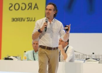 Alcalde de Medellín califica de nuevo golpe a la democracia orden de captura contra Edmundo González