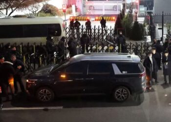 Autoridades suspendieron  ejecución de orden de arresto contra presidente de Corea del Sur tras enfrentamientos en su residencia oficial