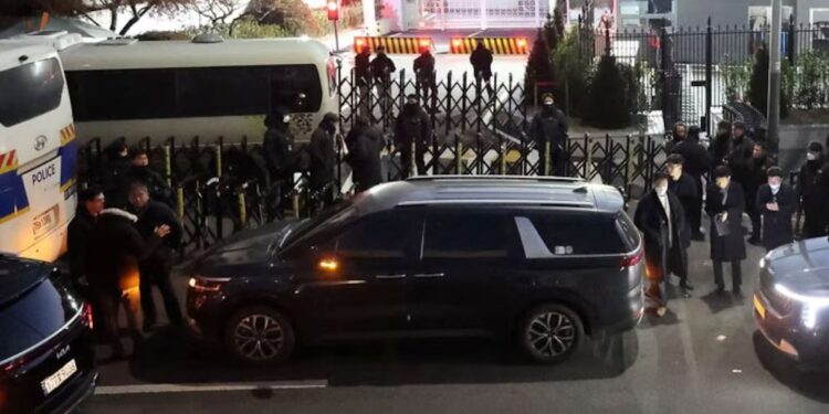Autoridades suspendieron  ejecución de orden de arresto contra presidente de Corea del Sur tras enfrentamientos en su residencia oficial