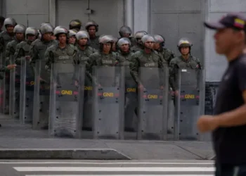 Bajo tensión y con una fuerte militarización se prepara Venezuela para la controversial toma de posesión de Maduro y el posible regreso de Edmundo González