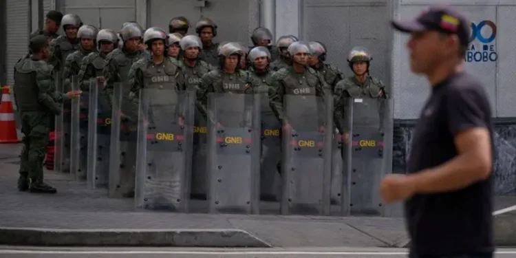 Bajo tensión y con una fuerte militarización se prepara Venezuela para la controversial toma de posesión de Maduro y el posible regreso de Edmundo González