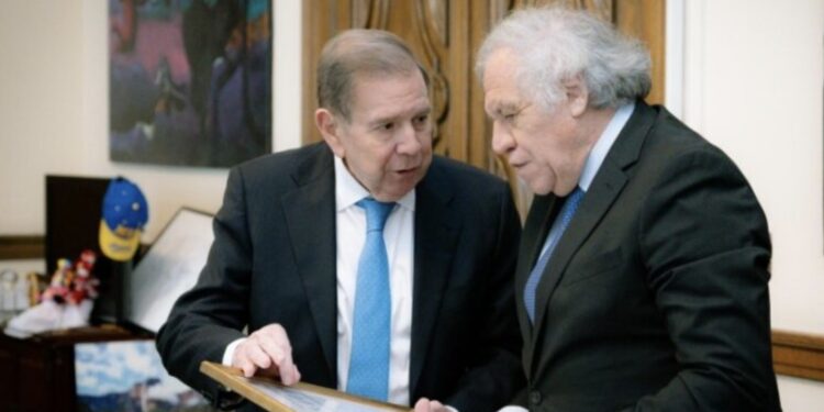 Edmundo González se reunió con Luis Almagro en la OEA y le entregó una de las actas que convalida su triunfo