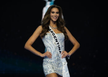 Miss Universo destituye a Miss Argentina por críticas a la organización