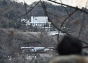Presidente de Corea de Sur se resiste a ser arrestado y se refugia en su residencia
