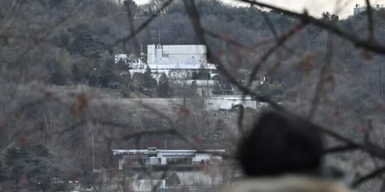 Presidente de Corea de Sur se resiste a ser arrestado y se refugia en su residencia