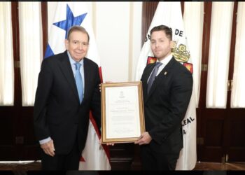 Alcalde de Panamá declaró a EdmundoGonzález como «visitante ilustre» y le otorgó la orden “Nuestra Señora de la Asunción”