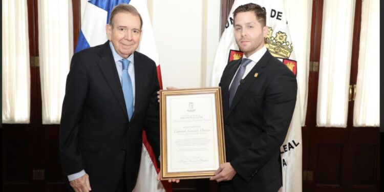 Alcalde de Panamá declaró a EdmundoGonzález como «visitante ilustre» y le otorgó la orden “Nuestra Señora de la Asunción”