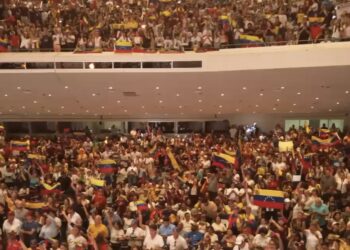 Miles de venezolanos recibieron a Edmundo González en Panamá al grito de «¡Hasta el final!»