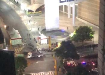 Denuncian que el régimen coloca tarimas y cuerpos policiales en puntos de concentración opositora