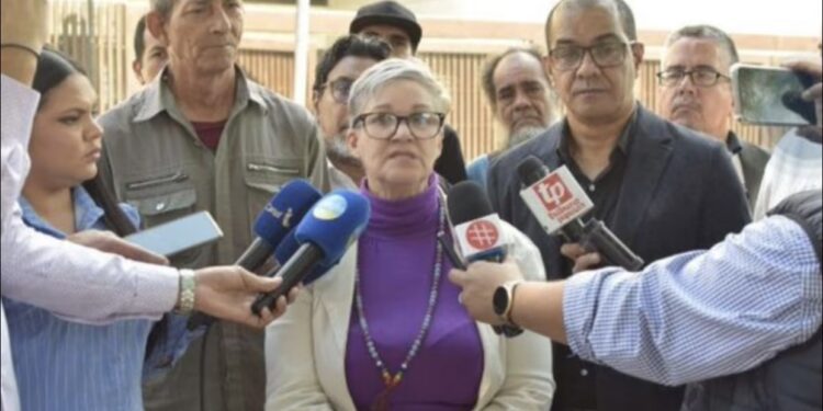 Abogada María Alejandra Díaz denuncia que el régimen la amenazó con detener a sus hijos si no se entrega