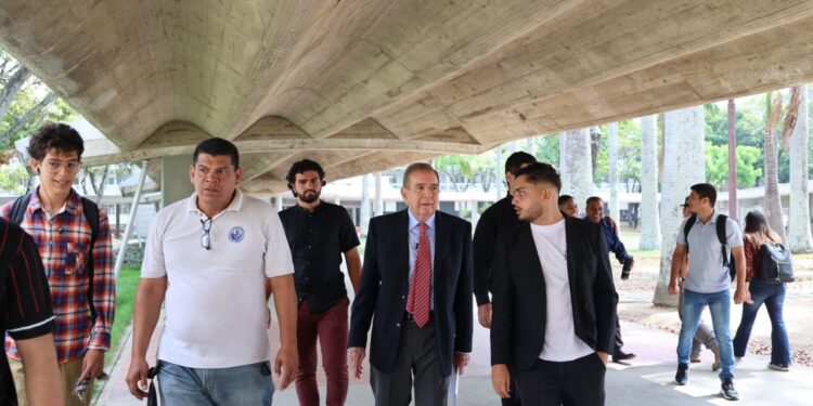 Movimientos estudiantiles universitarios desconocen ilegítima posesión de Maduro