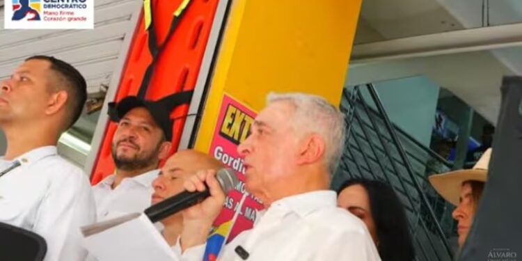 Álvaro Uribe Vélez pide una «intervención internacional»  “que desaloje a la dictadura de Venezuela”