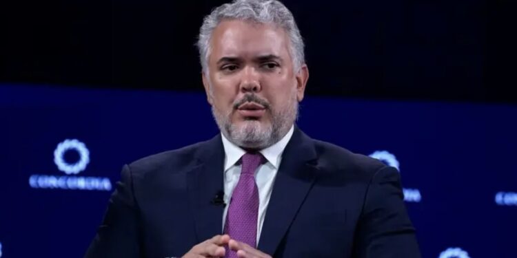 Iván Duque exhortó a Edmundo González a convocar una «intervención humanitaria» para restablecer el orden democrático en Venezuela