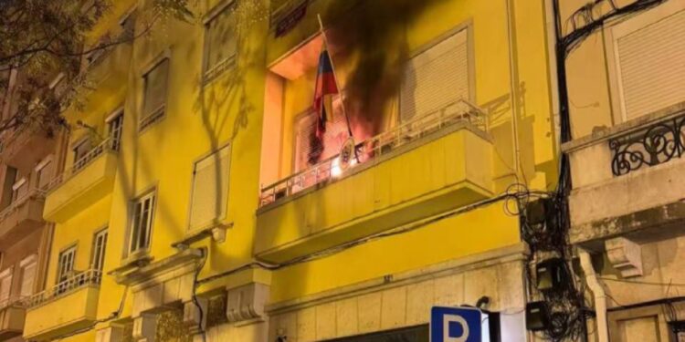 Denuncian ataque con “bombas incendiarias” contra el Consulado de Venezuela en Lisboa