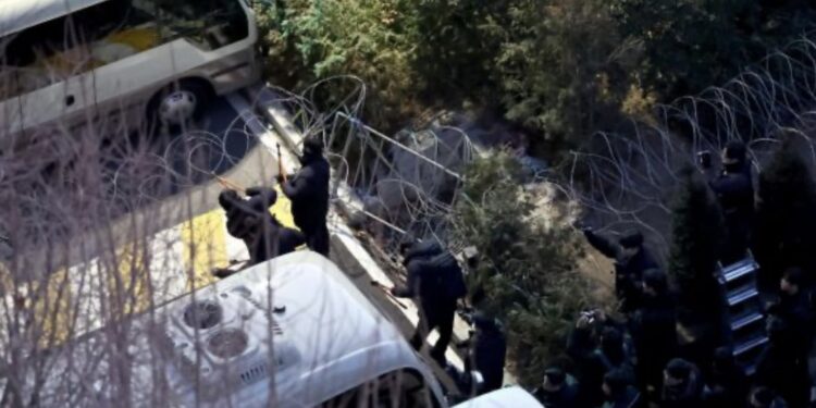 Autoridades surcoreanas detienen Yoon tras asedio a su residencia