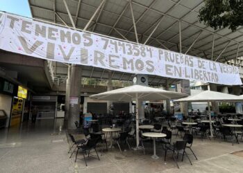 Estudiantes cuelgan pancarta en la UCAB para rechazar fraude de Maduro: «Tenemos 7.443.584 pruebas de la verdad, viviremos en libertad»