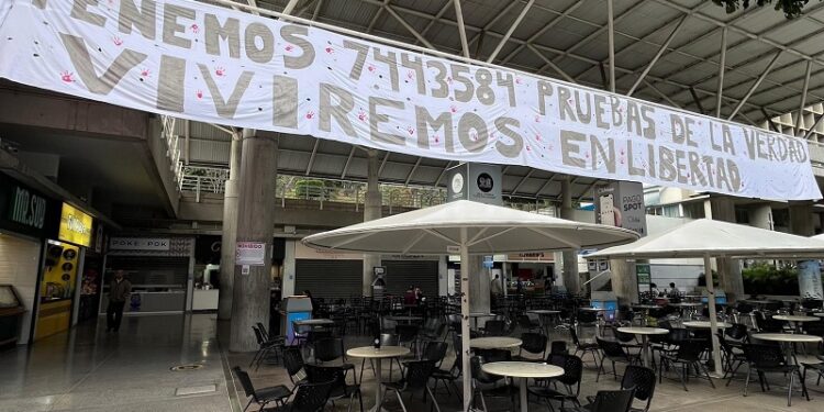 Estudiantes cuelgan pancarta en la UCAB para rechazar fraude de Maduro: «Tenemos 7.443.584 pruebas de la verdad, viviremos en libertad»