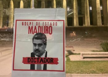 Comando Con Venezuela pega afiches que demuestran el fraude Maduro en las calles de Argentina