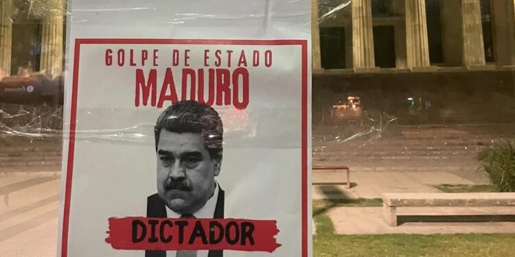 Comando Con Venezuela pega afiches que demuestran el fraude Maduro en las calles de Argentina