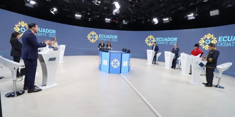 Elecciones en Ecuador: Daniel Noboa y Luisa González miden planes en debate por separado