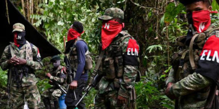 Enfrentamientos entre el ELN y las FARC en Colombia dejan más de 100 fallecidos y 20 mil desplazados