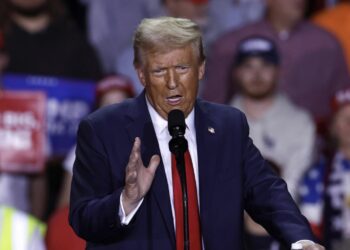 Trump evalúa dejar de comprar petróleo a Venezuela para aumentar presión política