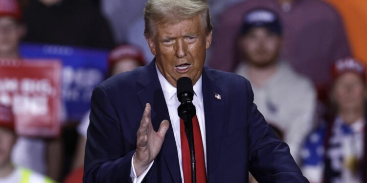 Trump evalúa dejar de comprar petróleo a Venezuela para aumentar presión política