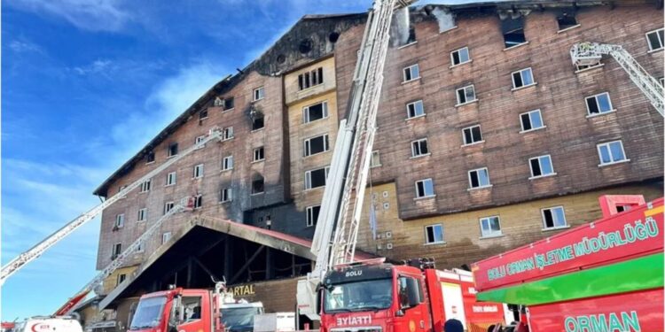 Aumenta a 69 las víctimas por incendio en hotel de centro de esquí en Turquía