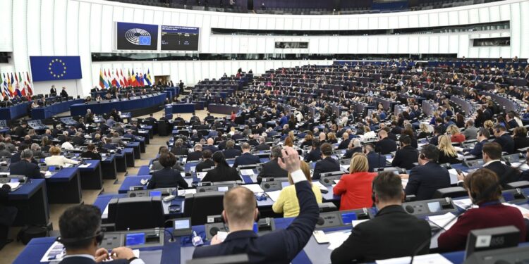 Parlamento Europeo condena «la usurpación de la presidencia» por parte de Maduro y pide a la UE a ampliar las sanciones contra el régimen