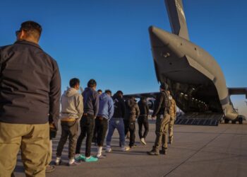 Administración de Trump comenzó a realizar vuelos de deportación de migrantes