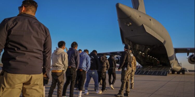 Administración de Trump comenzó a realizar vuelos de deportación de migrantes