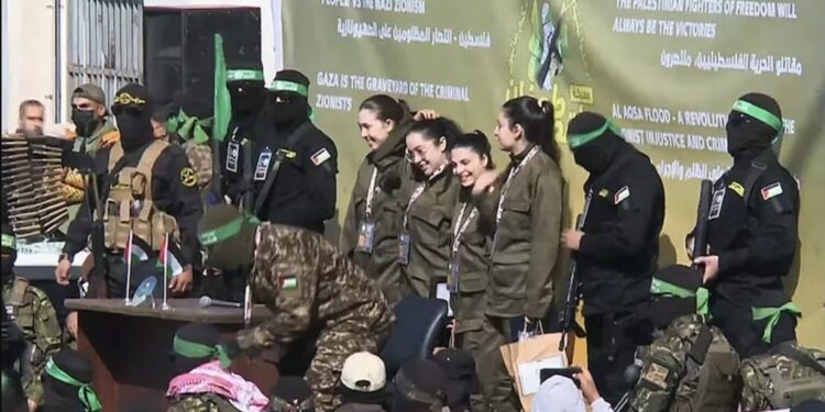 Cuatro mujeres liberadas por Hámas llegan a Israel tras 477 días secuestradas