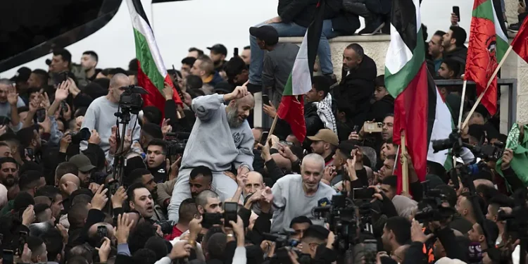 Israel liberó este sábado a 200 presos palestinos, 120 condenados a cadena perpetua