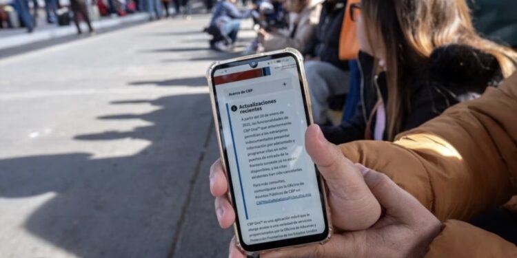 Solicitantes de asilo en Estados Unidos desesperados tras cancelación de CBP por parte de Trump