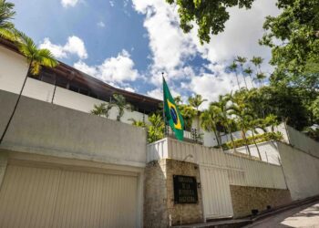 Denuncian que niegan acceso a camión cisterna para suministrar agua en la embajada argentina