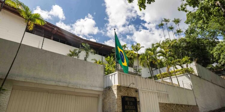 Denuncian que niegan acceso a camión cisterna para suministrar agua en la embajada argentina