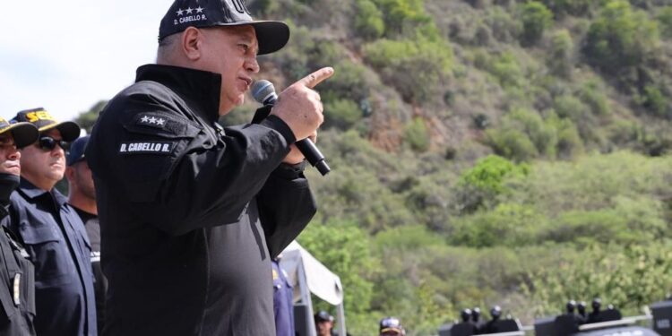 Detienen a dos jóvenes por grabar la llegada de Diosdado Cabello a municipio en Zulia