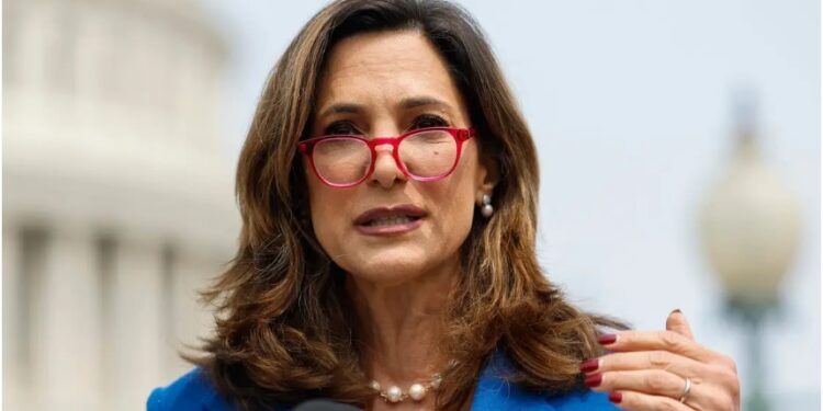 Congresista republicana María Elvira Salazar pidió protección contra las deportaciones para migrantes con parole humanitario