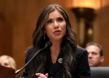 Senado de EEUU confirma a Kristi Noem como secretaria de Seguridad Nacional